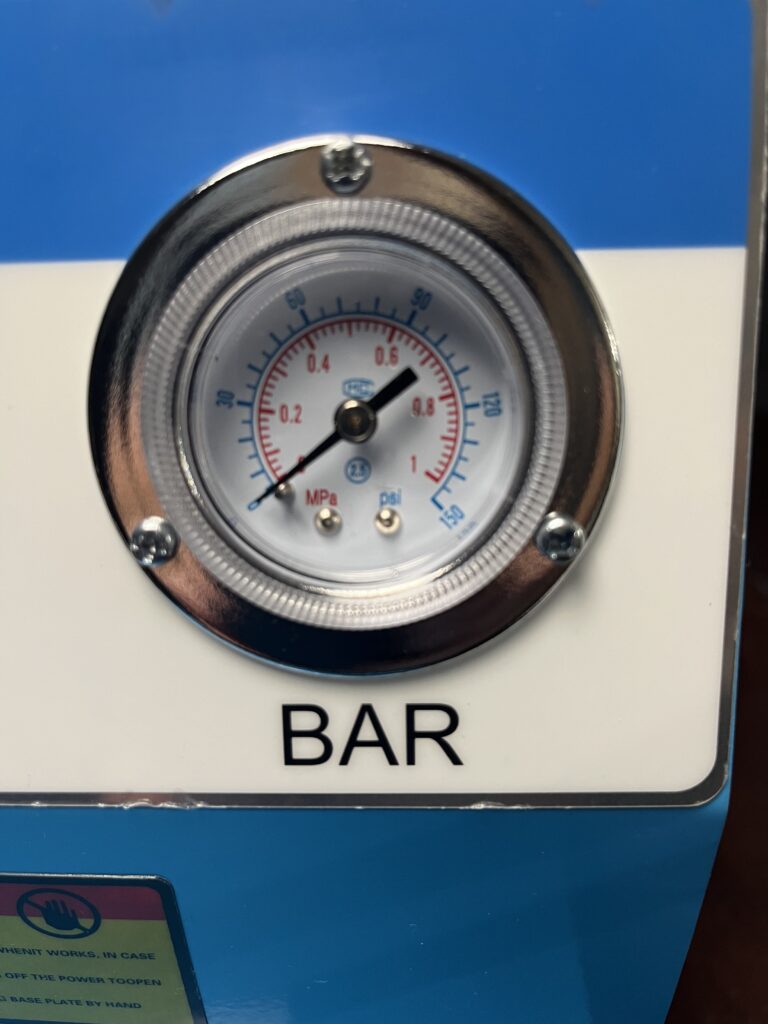 Close-up of ST-750 pressure gauge showing MPa and psi scales